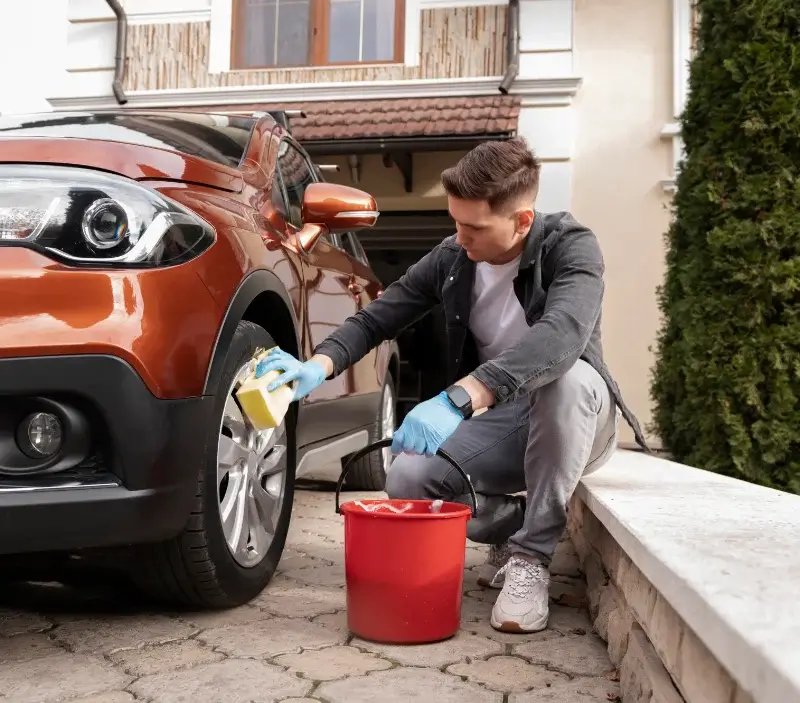 Lavage auto à domicile Saint-Sulpice-de-Pommeray : professionnel intervenant sur un véhicule